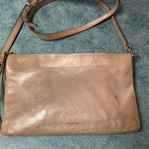 EUC Fossil Gold Leather Flat Crossbody w Adjustable Strap Outside Compar…